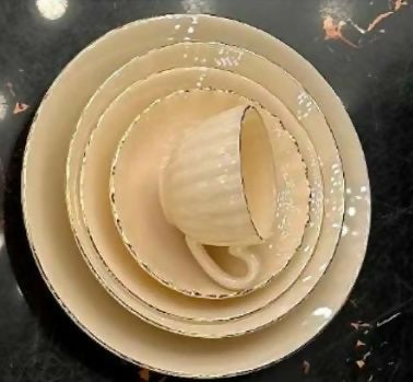 طقم صيني ٦٨قطعه مربع